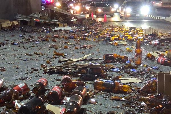 Rapiña de cerveza en el Puente Negro de Culiacán; tráiler se atora y riega cientos de botellas