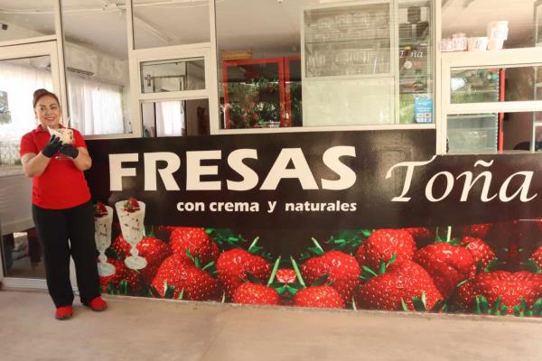 Toña vende las mejores fresas con crema de Los Mochis desde hace casi 30 años