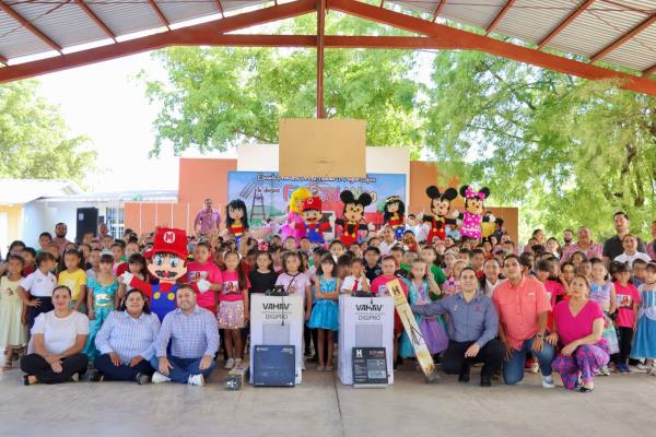 Alcalde de Badiraguato visita primaria en la Alcaldía Central; entrega equipo de sonido