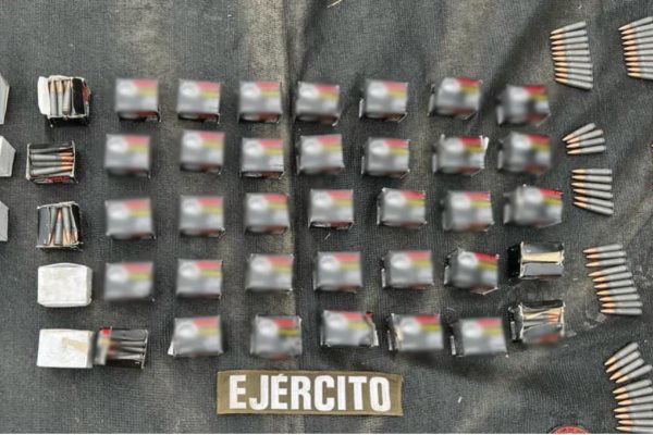 Aseguran cartuchos y presunta droga durante operativo en zona serrana de Choix