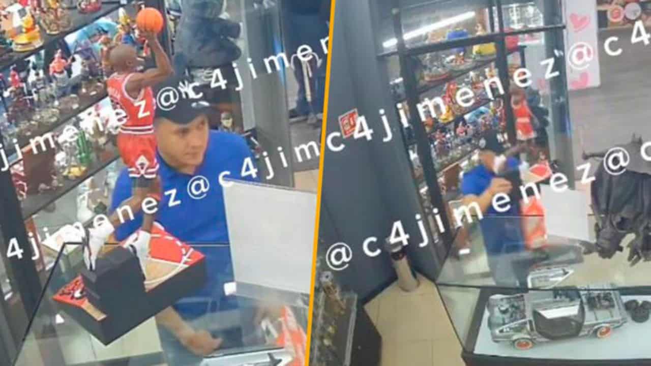 El sujeto con playera azul aprovechó el momento para llevarse la figura de la cual hasta el momento se desconoce su valor económico