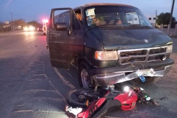 Motociclista queda atrapado bajo camioneta tras ser arrollado en Villa Unión, al sur de Mazatlán