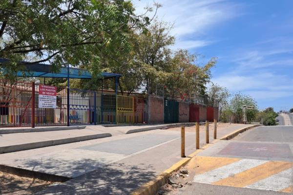 Despojan 4 vehículos a las afueras de un kínder de la colonia Huizaches en Culiacán