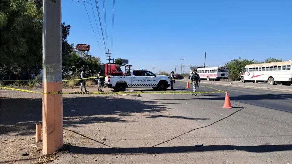 El cuerpo quedó tirado sobre la carretera. (FOTO: Luis Ramírez).