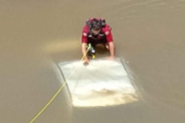 Recuperan vehículo del interior de un canal en El Tamarindo, Culiacán