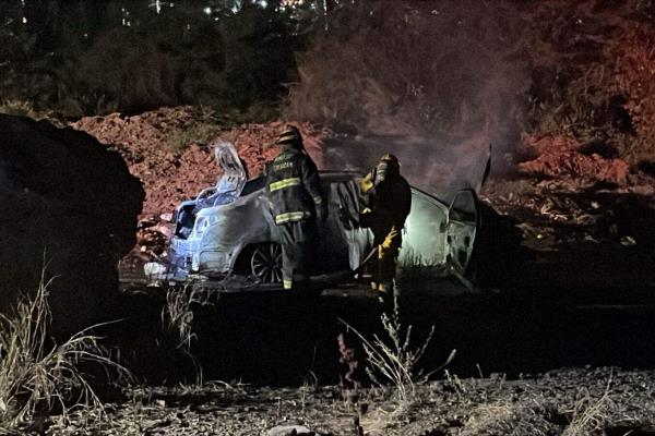 Incendian un automóvil con un cuerpo en la cajuela cerca del Congreso del Estado en Culiacán