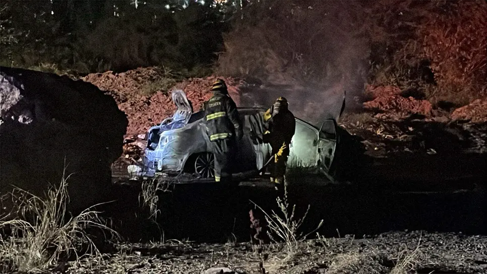 Cuando abrieron la cajuela, los bomberos localizaron los restos carbonizados. (FOTO: Ángel Beltrán).