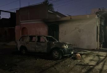 Incendian camioneta afuera de un domicilio en la colonia 21 de Marzo, en Culiacán