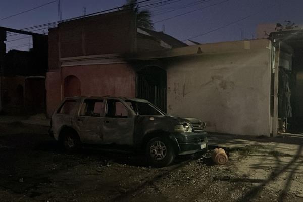Incendian camioneta afuera de un domicilio en la colonia 21 de Marzo, en Culiacán