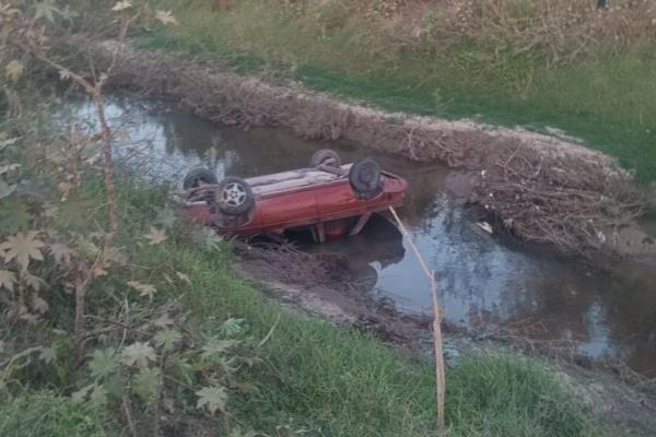 Conductora pierde el control y sufre aparatosa volcadura en canal de Guasave