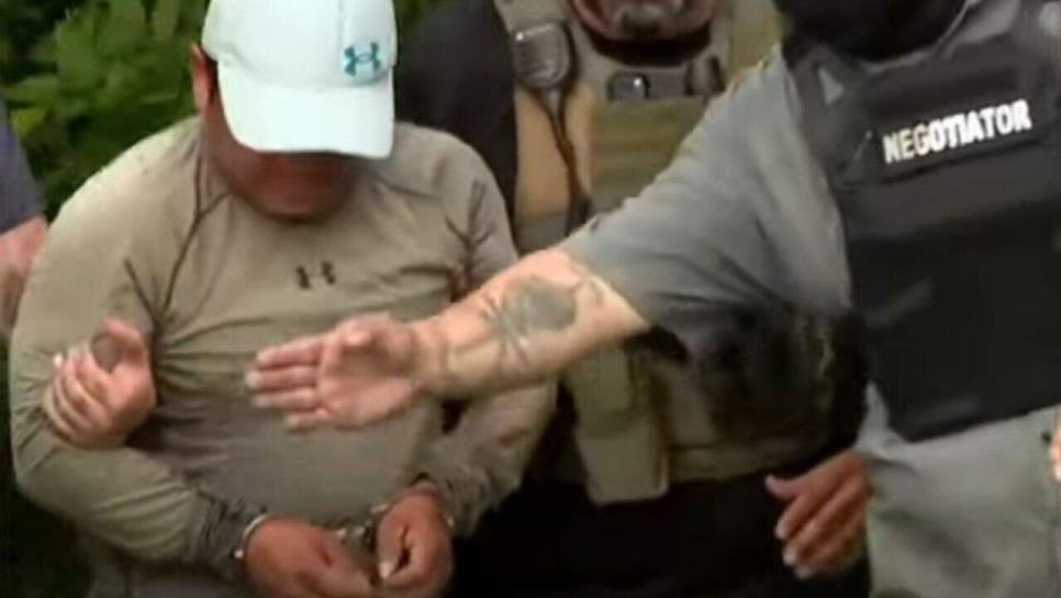 Migrante guatemalteco se oculta 8 horas en un árbol para evitar arresto en Texas | VIDEO