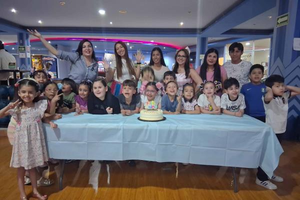 Stereo 1 celebra el Día del Niño con una gran fiesta, boliche, dulces, pizza y pastel