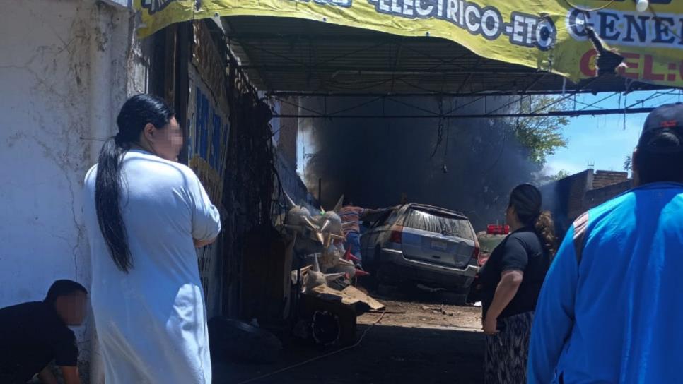 Se incendia una casa y parte de un taller de la colonia Lázaro Cárdenas en Culiacán Se incendia una casa y parte de un taller de la colonia Lázaro Cárdenas en Culiacán
