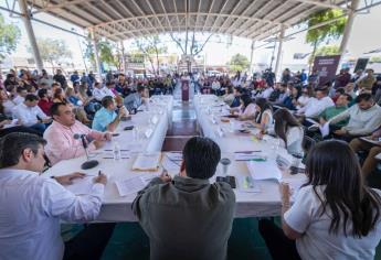 Juan de Dios Gámez atiende a la ciudadanía durante la Sesión de Cabildo Abierto en Aguaruto