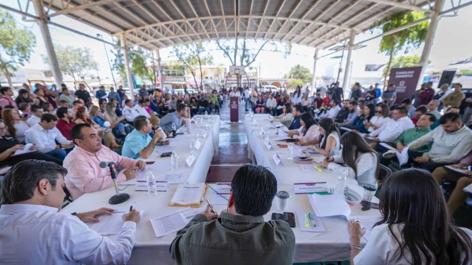 Juan de Dios Gámez atiende a la ciudadanía durante la Sesión de Cabildo Abierto en Aguaruto Juan de Dios Gámez atiende a la ciudadanía durante la Sesión de Cabildo Abierto en Aguaruto