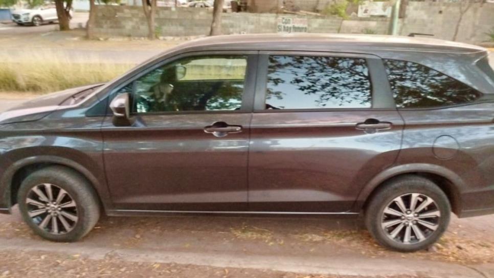 Encuentran camioneta robada abandonada en el fraccionamiento Las Glorias, en Culiacán Encuentran camioneta robada abandonada en el fraccionamiento Las Glorias, en Culiacán