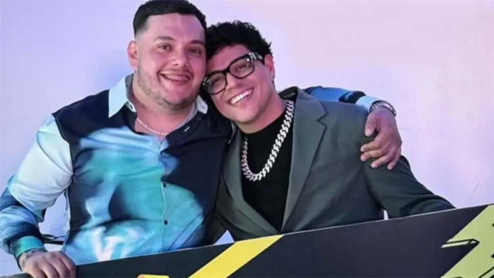 El cantante presumió el regalo para su asistente Gio, el cual fue nada más y nada menos que 500 mil pesos, donde este llegó a la fiesta portando un enorme cheque en donde se lee dicha suma de dinero