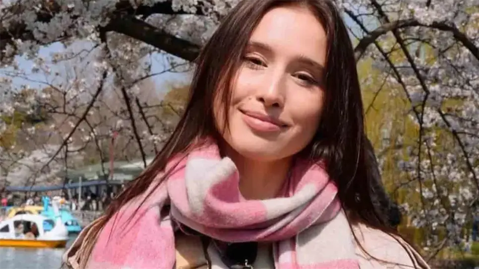 El misterioso hombre finalmente huyó y aunque todo regresó a una tensa normalidad, dejó en el lugar una evidencia espeluznante: un cargador portátil y un cable USB abandonados bajo la cama