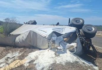 Vuelca tráiler cargado de azúcar por la Mazatlán-Culiacán; Guardia Nacional evita rapiña