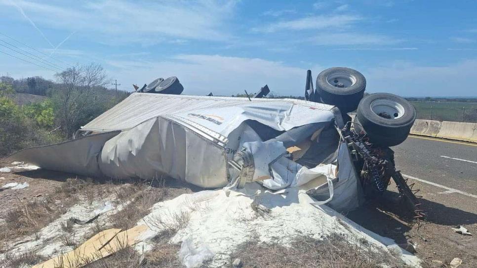 Vuelca tráiler cargado de azúcar por la Mazatlán-Culiacán; Guardia Nacional evita rapiña Vuelca tráiler cargado de azúcar por la Mazatlán-Culiacán; Guardia Nacional evita rapiña