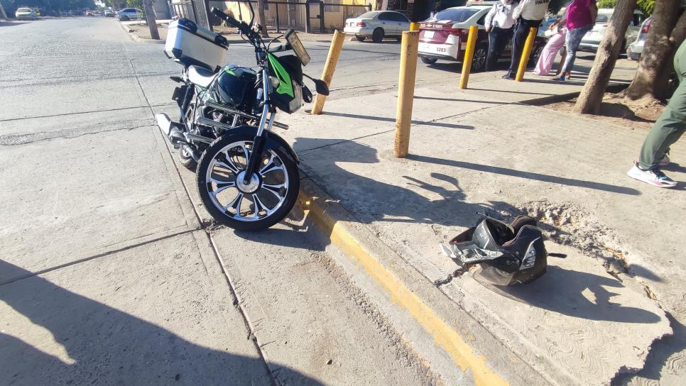 Estudiante resultó lesionado en choque entre motocicleta y camioneta en La Cuchilla de Los Mochis Estudiante resultó lesionado en choque entre motocicleta y camioneta en La Cuchilla de Los Mochis