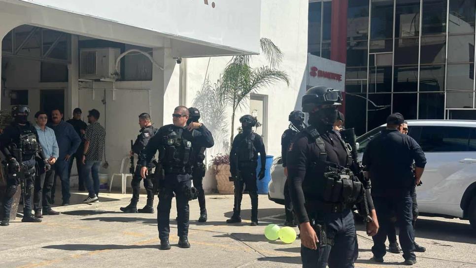 Despliegan policías en el Ayuntamiento de Ahome tras manifestación de trabajadores Despliegan policías en el Ayuntamiento de Ahome tras manifestación de trabajadores