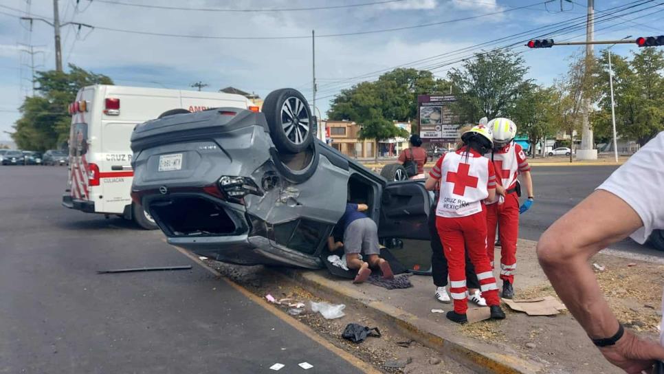 Madre e hija resultan heridas en una volcadura en Culiacán Madre e hija resultan heridas en una volcadura en Culiacán