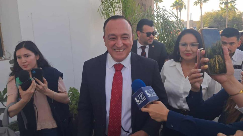 Antonio Menéndez llega al Palacio de Ahome y lo encuentra cerrado y con candado Antonio Menéndez llega al Palacio de Ahome y lo encuentra cerrado y con candado