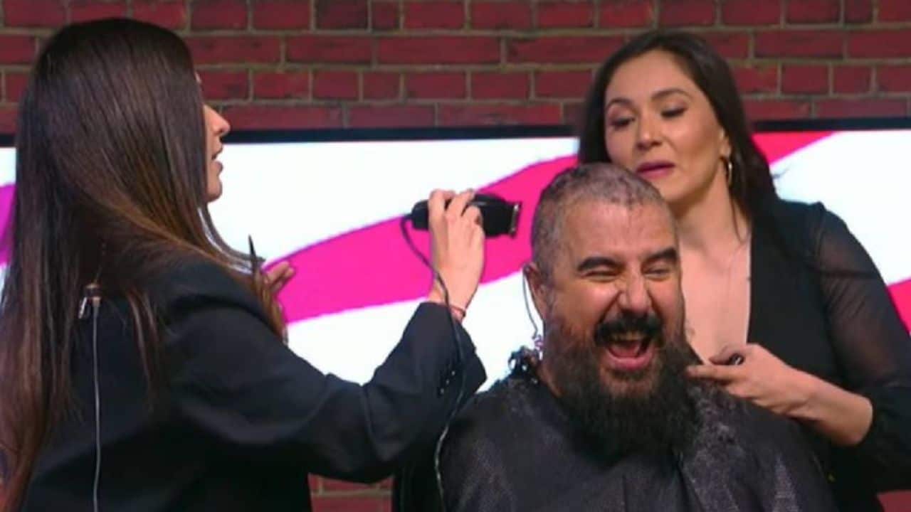 Álvaro cumplió con su apuesta y fue rapado en vivo en compañía de Dionisio Estrada, Carolina Padrón y Desirée Monsiváis