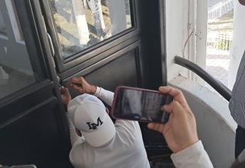 Puertas cerradas y manifestantes, así el arribo de Antonio Menéndez a la alcaldía de Ahome