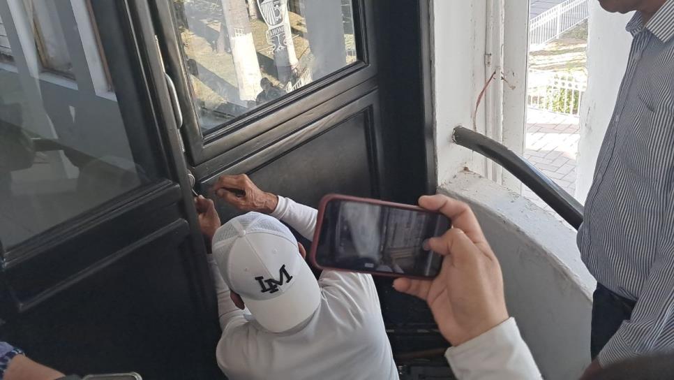 Puertas cerradas y manifestantes, así el arribo de Antonio Menéndez a la alcaldía de Ahome Puertas cerradas y manifestantes, así el arribo de Antonio Menéndez a la alcaldía de Ahome