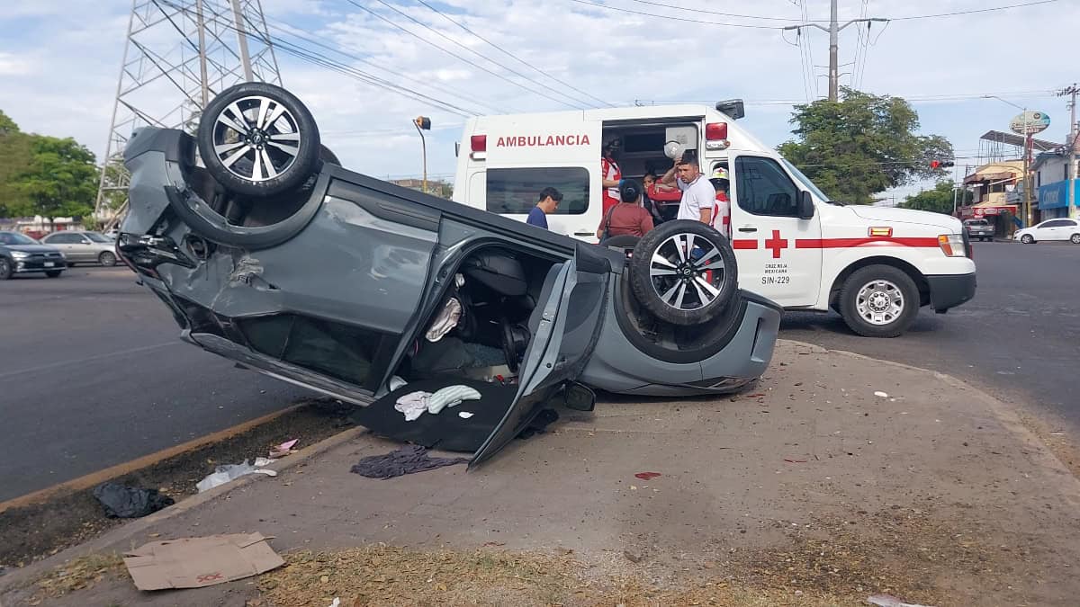 Madre e hija resultaron heridas en un choque volcadura en Culiacán