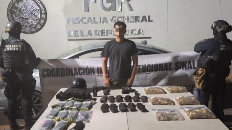 Elementos de seguridad detienen a hombre armado y aseguran un vehículo robado en Albaterra, Culiacán Elementos de seguridad detienen a hombre armado y aseguran un vehículo robado en Albaterra, Culiacán