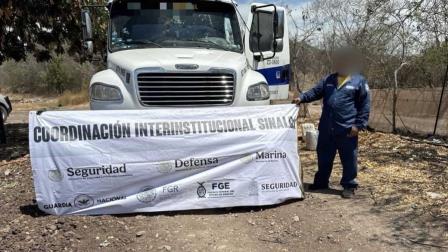 Marina rescata a chofer de pipa que fue secuestrado con todo y la unidad en Elota Marina rescata a chofer de pipa que fue secuestrado con todo y la unidad en Elota