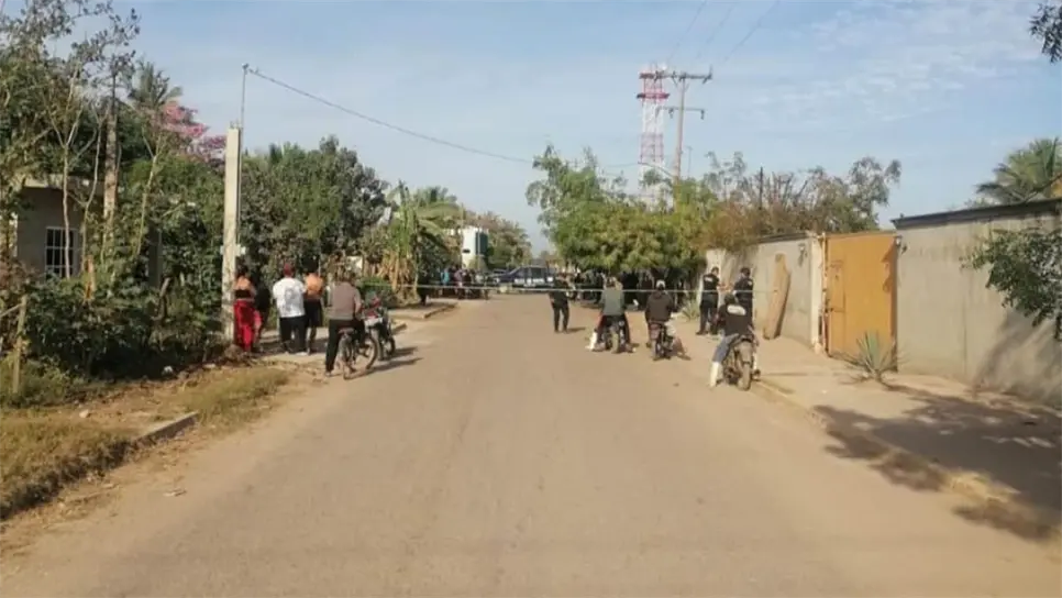 Vecinos del lugar se acercaron para ver qué ocurría. (FOTO: Cortesía).