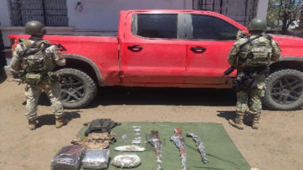 Militares aseguran camioneta con armas y equipo táctico en Siqueros, Mazatlán Militares aseguran camioneta con armas y equipo táctico en Siqueros, Mazatlán