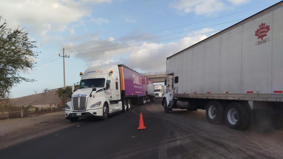 Habilitan un carril de circulación tras los bloqueos registrados en la maxipista Culiacán Mazatlán Habilitan un carril de circulación tras los bloqueos registrados en la maxipista Culiacán Mazatlán
