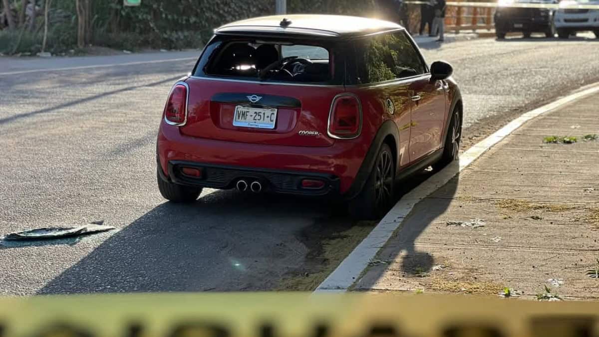 El automóvil terminó con los cristales destrozados. (FOTO: Osmar Zavala).