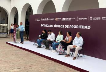 Gámez Mendívil entrega más de 250 títulos de propiedad