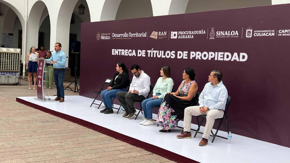 Gámez Mendívil entrega más de 250 títulos de propiedad Gámez Mendívil entrega más de 250 títulos de propiedad