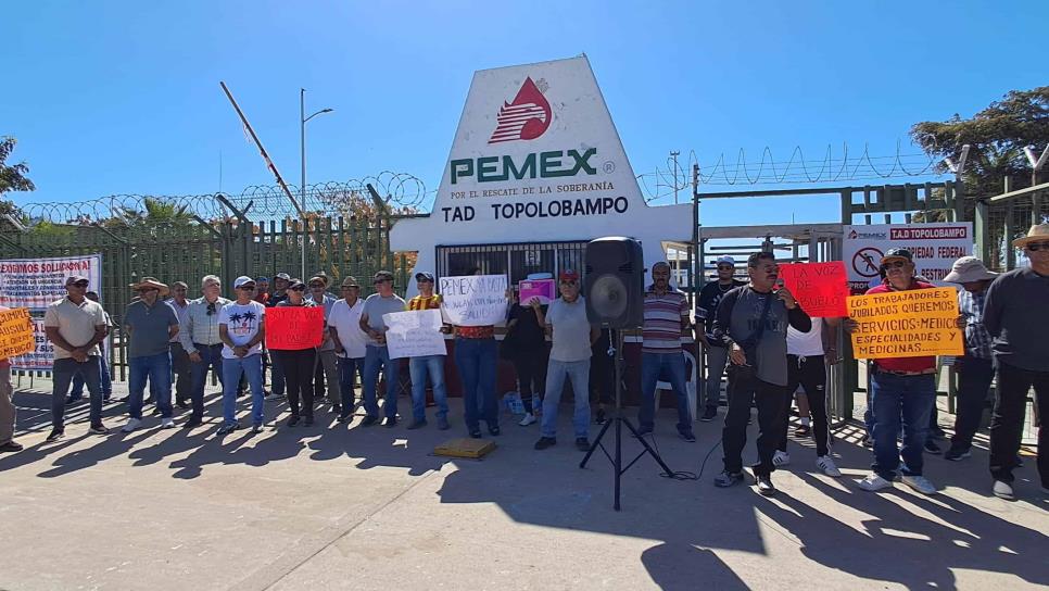 Trabajadores de Pemex se manifiestan en Topolobampo por falta de servicios médicos Trabajadores de Pemex se manifiestan en Topolobampo por falta de servicios médicos