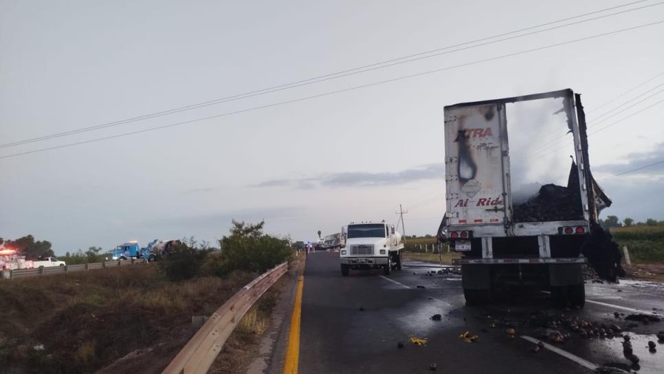 Bloqueo en la Maxipista Culiacán-Mazatlán; transportistas quedan varados tras quema de tráiler Bloqueo en la Maxipista Culiacán-Mazatlán; transportistas quedan varados tras quema de tráiler