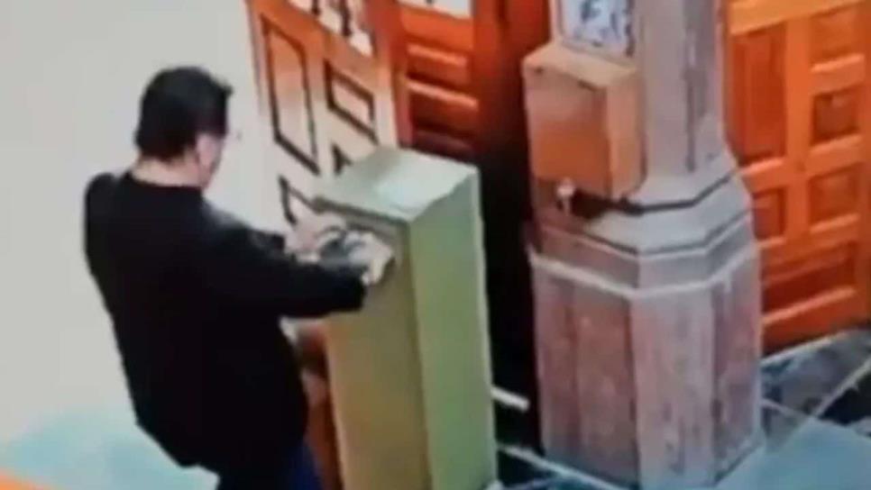Hombre finge estar en oración y aprovecha para robar limosnas de la iglesia | VIDEO Hombre finge estar en oración y aprovecha para robar limosnas de la iglesia | VIDEO