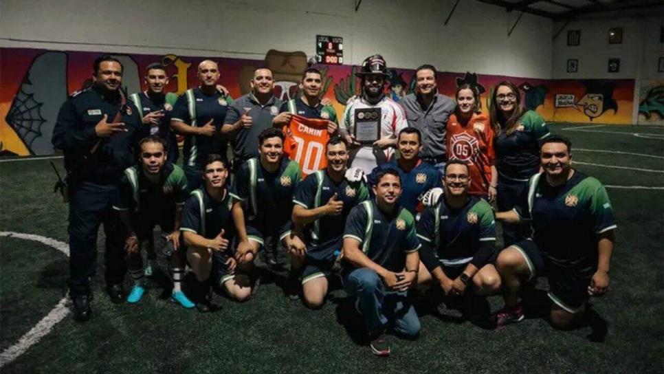 Carín León cambia el micrófono por el balón y se enfrenta a los bomberos | VIDEO Carín León cambia el micrófono por el balón y se enfrenta a los bomberos | VIDEO