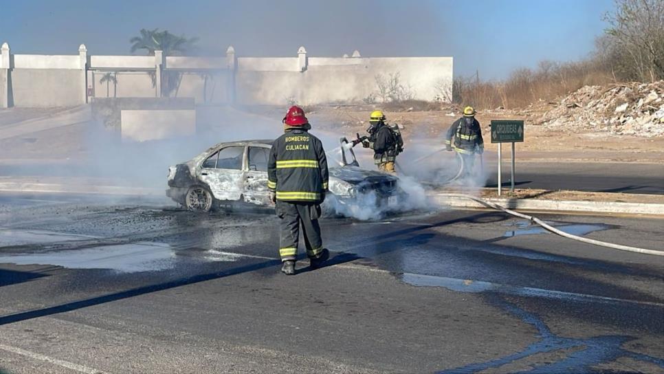Daños materiales deja incendio de un automóvil en el fraccionamiento Rancho Contento en Culiacán Daños materiales deja incendio de un automóvil en el fraccionamiento Rancho Contento en Culiacán