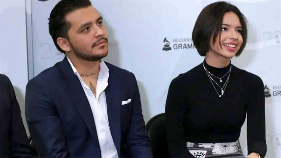 Personas al ver que la cantante no dejaba ver al cantante, estos le pedían de favor que si podía sentarse, pero obtuvieron una negativa por parte de Angela la cual ignoraba sus peticiones