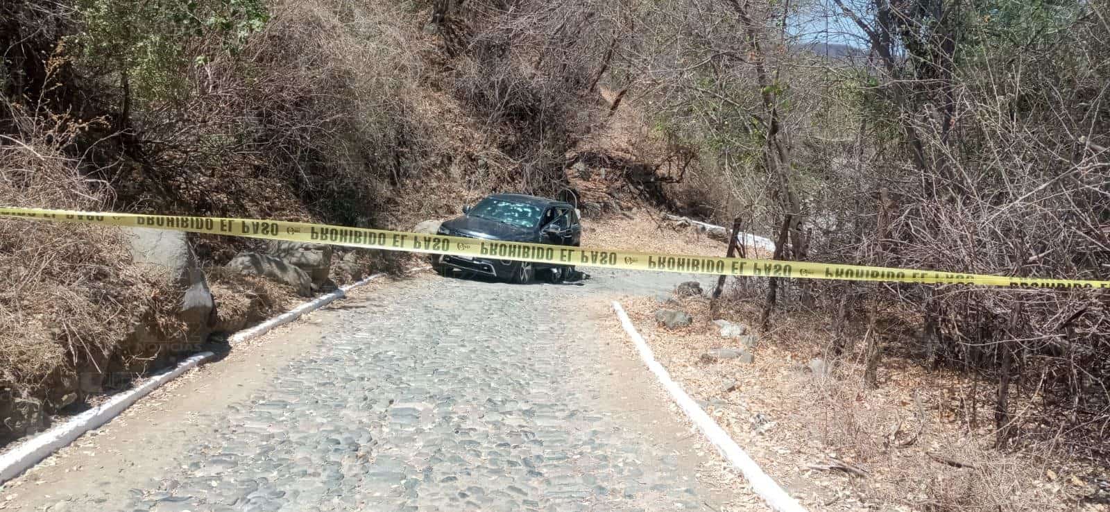 Un vehículo baleado quedó abandonado en medio del camino. (FOTO: Cortesía).