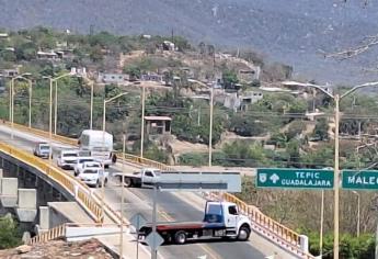 Gatilleros se roban una grúa y bloquean el puente del Río Baluarte en El Rosario 
