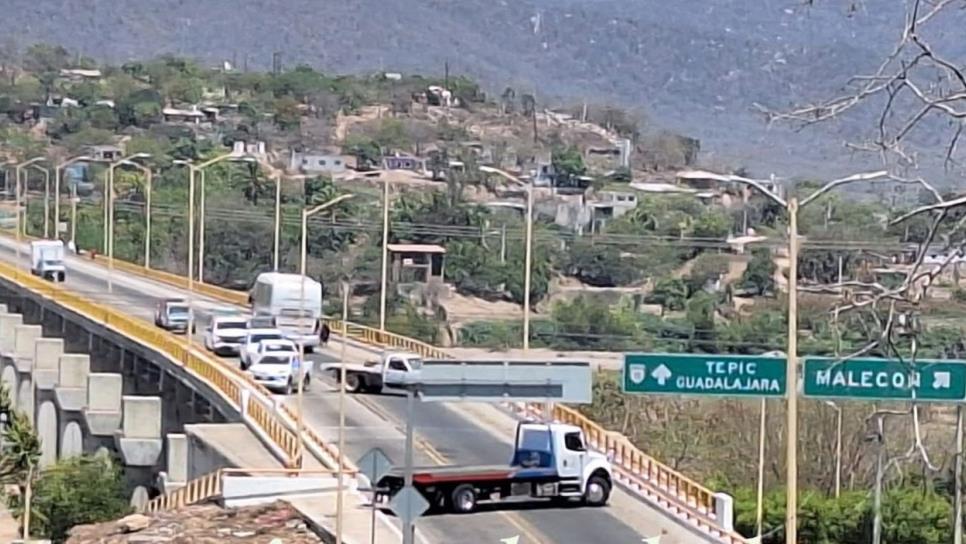 Gatilleros se roban una grúa y bloquean el puente del Río Baluarte en El Rosario Gatilleros se roban una grúa y bloquean el puente del Río Baluarte en El Rosario