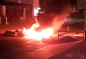 Bloquean carreteras en Guamúchil con vehículos y llantas incendiadas